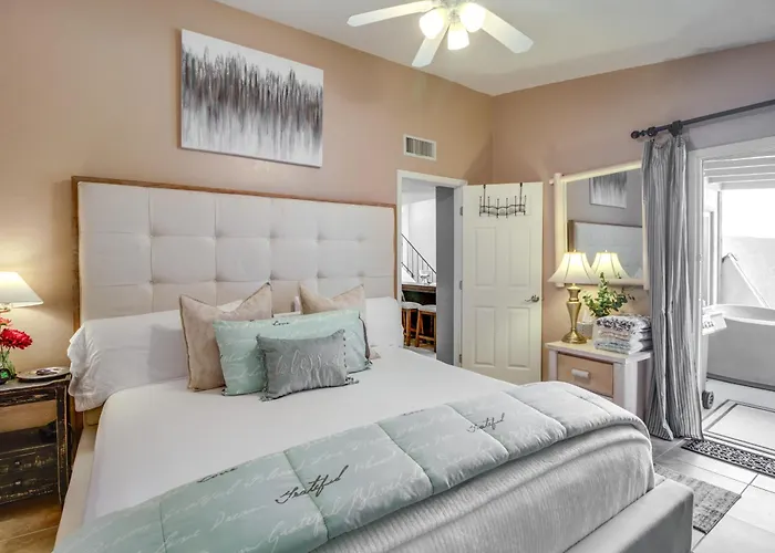 Dog-friendly W/ Patio & Hot Tub Holiday home Tucson