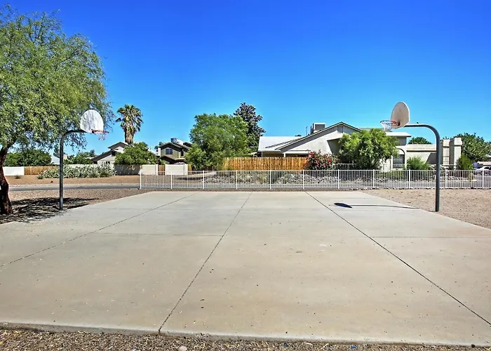Dog-friendly W/ Patio & Hot Tub Holiday home *